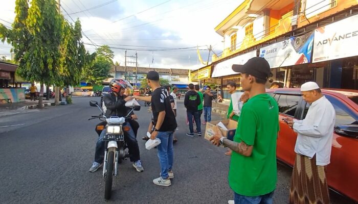 Bersama Berbagi di Bulan Suci, Ormas Joxzin Purworejo Bagikan Takjil di Plaza