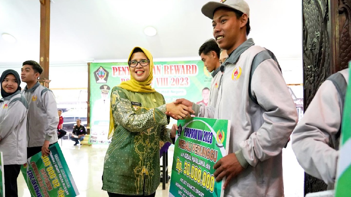 Bupati Blitar Rini Syarifah Berikan Penghargaan kepada Atlet Kabupaten Blitar, Menyemai Bibit Prestasi Unggul
