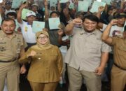 Bupati Blitar Serahkan Sertifikat Redistribusi Tanah Tahun Anggaran 2023 Bupati Blitar Serahkan Sertifikat Redistribusi Tanah Tahun Anggaran 2023