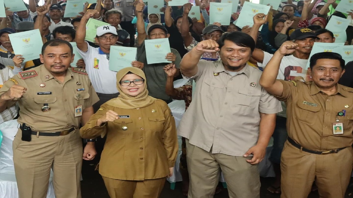 Bupati Blitar Serahkan Sertifikat Redistribusi Tanah Tahun Anggaran 2023
