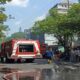 Mobil pemadam kebakaran dikerahkan guna menghentikan kebakaran yang melalap toko cat Sinar Jaya Krian.