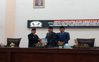 Wakil Ketua I DPRD Sampang Amin Arif Tirtana menerima nota penjelasan tentangn nota penjelasan Bupati Sampang terhadap raperda pertanggungjawaban pelaksanaan APBD tahun 2024.