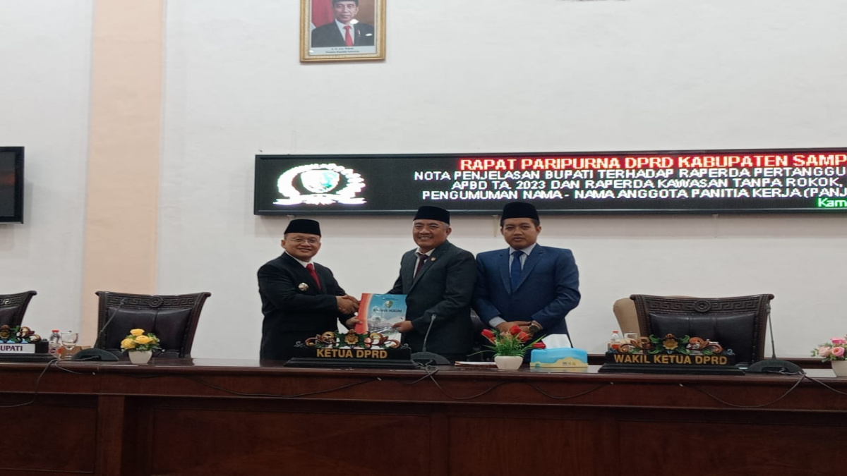Wakil Ketua I DPRD Sampang Amin Arif Tirtana menerima nota penjelasan tentangn nota penjelasan Bupati Sampang terhadap raperda pertanggungjawaban pelaksanaan APBD tahun 2024.
