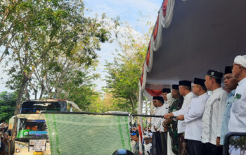 Pj Bupati Sampang Rudi Arifiyanto didampingi jajaran Forkopimda Sampang melepasa 554 CJH dengan pengibaran bendera.