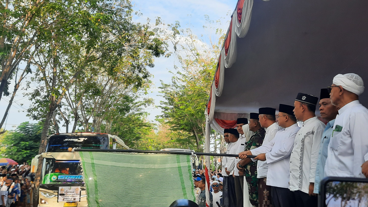 Pj Bupati Sampang Rudi Arifiyanto didampingi jajaran Forkopimda Sampang melepasa 554 CJH dengan pengibaran bendera.