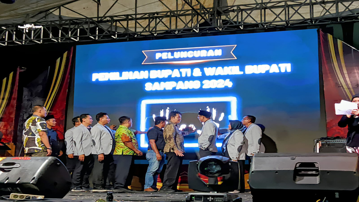 Komisioner KPU Sampang yang dipimpin oleh Ketua KPU Sampang ketika meluncurkan tahapan Pilkada 2024 di Alun-alun Trunojoyo Sampang.
