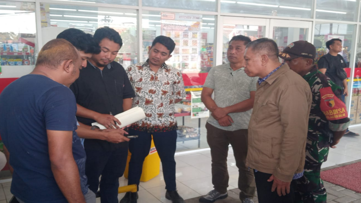 BPN kabupaten Sampang didampingi oleh pihak kepolisian dan anggota kodim o828 Sampang ketika mengecek sebidang tanah yang sudah dibeli oleh AN.