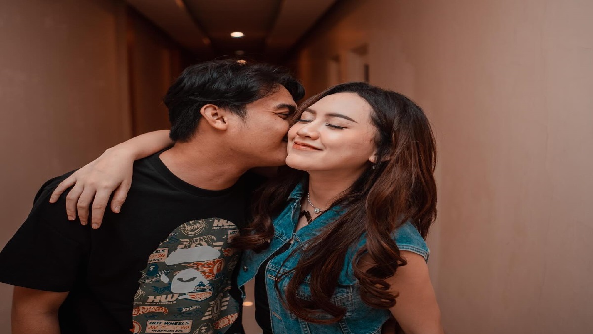 Aksi Gilga Sahid Jilat Pipi Happy Asmara di Panggung, Warganet: nggak punya malu