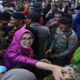 upati Blitar Rini Syarifah menghadiri dan menyaksikan upacara adat Larung Sesaji di Pantai Serang Desa Serang, Kecamatan Panggungrejo, Kabupaten Blitar, Selasa 09 Juli 2024.