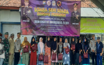 Foto Bersama penerima sembako dengan perwakilan Polres Sampang, Forkopimcam pangarengan, Kades/ Pj Kades se Kecamatan Pangarengan dalam peringatan hari Bhayangkara ke 78 dilapangan AKN Birthfum Desa Pangarengan.