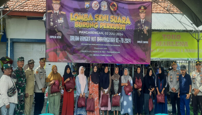 Senyum Sumringah Penerima Bantuan Sembako di HUT Bhayangkara ke 78 di Desa Pangarengan