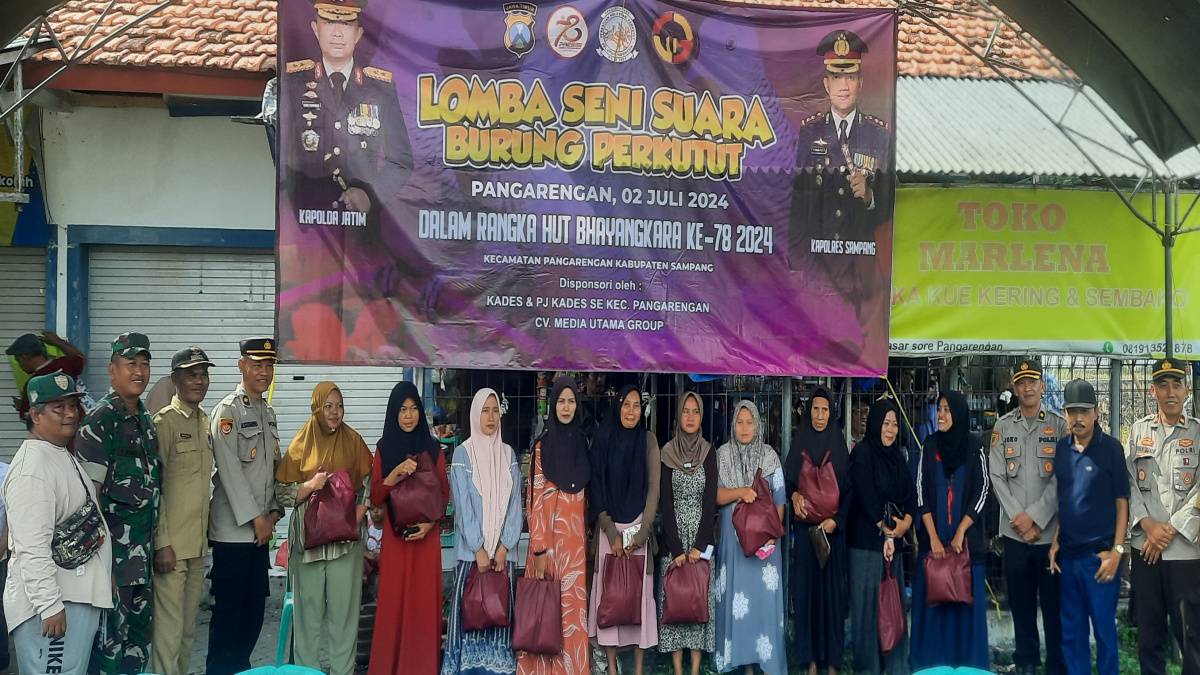Foto Bersama penerima sembako dengan perwakilan Polres Sampang, Forkopimcam pangarengan, Kades/ Pj Kades se Kecamatan Pangarengan dalam peringatan hari Bhayangkara ke 78 dilapangan AKN Birthfum Desa Pangarengan.