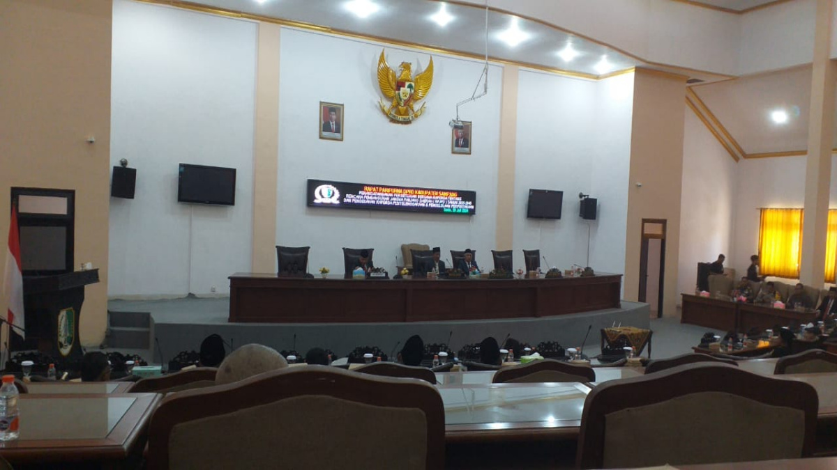 Suasana rapat paripurna DPRD Kabupaten Sampang tentang penandatanganan persetujuan bersama Raperda RPJPD Tahun 2024-2045 di ruang Graha parpurna DPRD Sampang, pada Senin (29/07/2024).