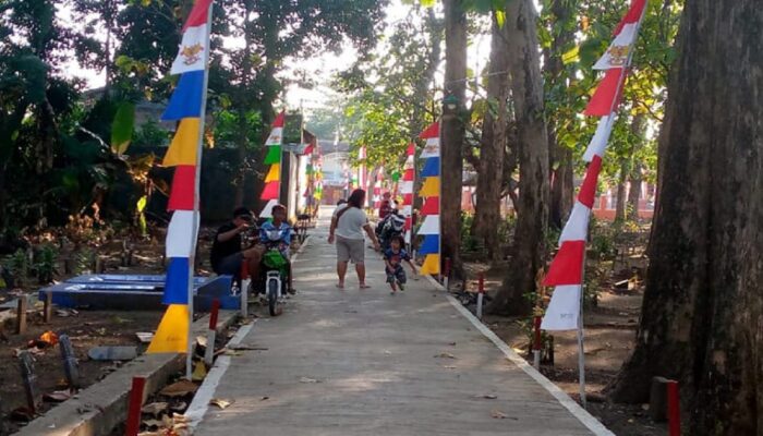 Unik! Komplek Pemakaman di Pemalang Hiasi Jalan dengan Umbul-Umbul Jelang HUT RI