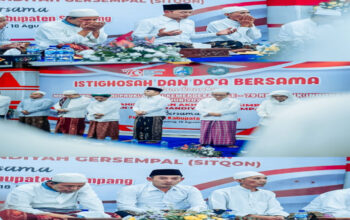 Kiyai Mamak dan H. Abdullah Hidayat duduk bersama dengan tokoh Ulama SITQON ketika menggelar Istigosah dan doa' bersama di Pendopo Trunojoyo Kab. Sampang.