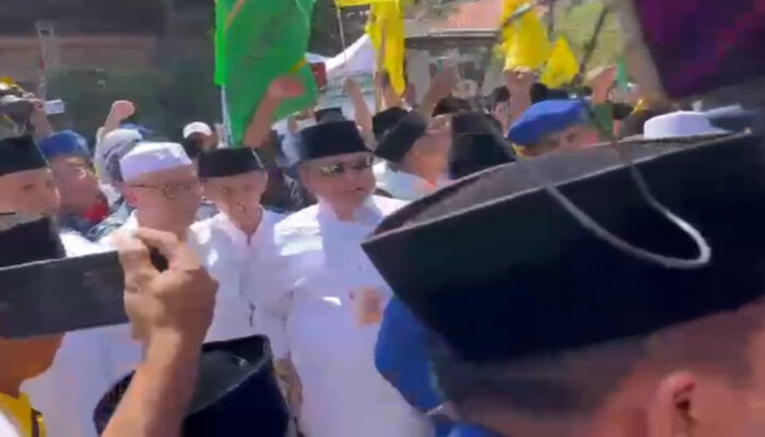 Ribuan Pendukung Pasangan Cabup dan Cawabup Sampang KH. Muhammad Bin Muafi dan H. Abdullah Hidayat (Mandat) ketika mengantarkan calonnya sambil membaca sholawat di depan kantor KPU Sampang.