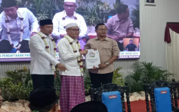 Bacabup dan Cawabup Sampang Pasangan KH. Muhammad Bin Muafi dan H. Abdullah hidayat (Mandat) ketika mendaftar ke KPU Sampang.