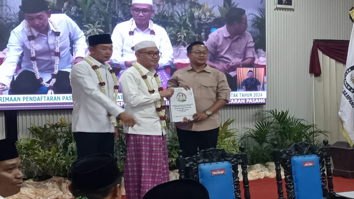 Bacabup dan Cawabup Sampang Pasangan KH. Muhammad Bin Muafi dan H. Abdullah hidayat (Mandat) ketika mendaftar ke KPU Sampang.