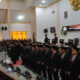 45 anggota DPRD Sampang berdiri berjejer menhadap ke tamu undangan ketika mengikuti proses pelantikan dan pengambilan sumpah jabatan di Gedung Graha Paripurna DPRD Sampang, pada Senin (26/8/2024).