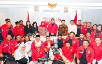 ketua DPD PSI kabupaten Sampang Moh. Idris Efendi nomor tiga barisan depan dari kanan ketika foto bersama dengan Ketua Umum PSI kaesang Pangarep dan Khofifah-Emil.