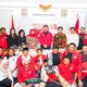 ketua DPD PSI kabupaten Sampang Moh. Idris Efendi nomor tiga barisan depan dari kanan ketika foto bersama dengan Ketua Umum PSI kaesang Pangarep dan Khofifah-Emil.