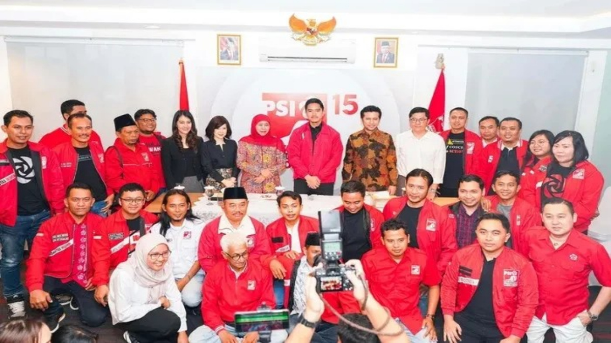 ketua DPD PSI kabupaten Sampang Moh. Idris Efendi nomor tiga barisan depan dari kanan ketika foto bersama dengan Ketua Umum PSI kaesang Pangarep dan Khofifah-Emil.