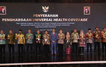Penghargaan UHC Award 2024, diterima Kepala Dinas Kesehatan (Dinkes) Kota Surabaya Nanik Sukristina, mewakili Wali Kota Surabaya Eri Cahyadi di Krakatau Grand Ballroom TMII, Jakarta Timur, pada Kamis (8/8/2024).