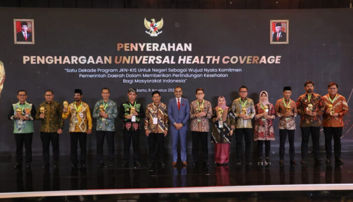 Gelontorkan 500 M Lebih per Tahun, Pemkot Surabaya Raih UHC Award 2024
