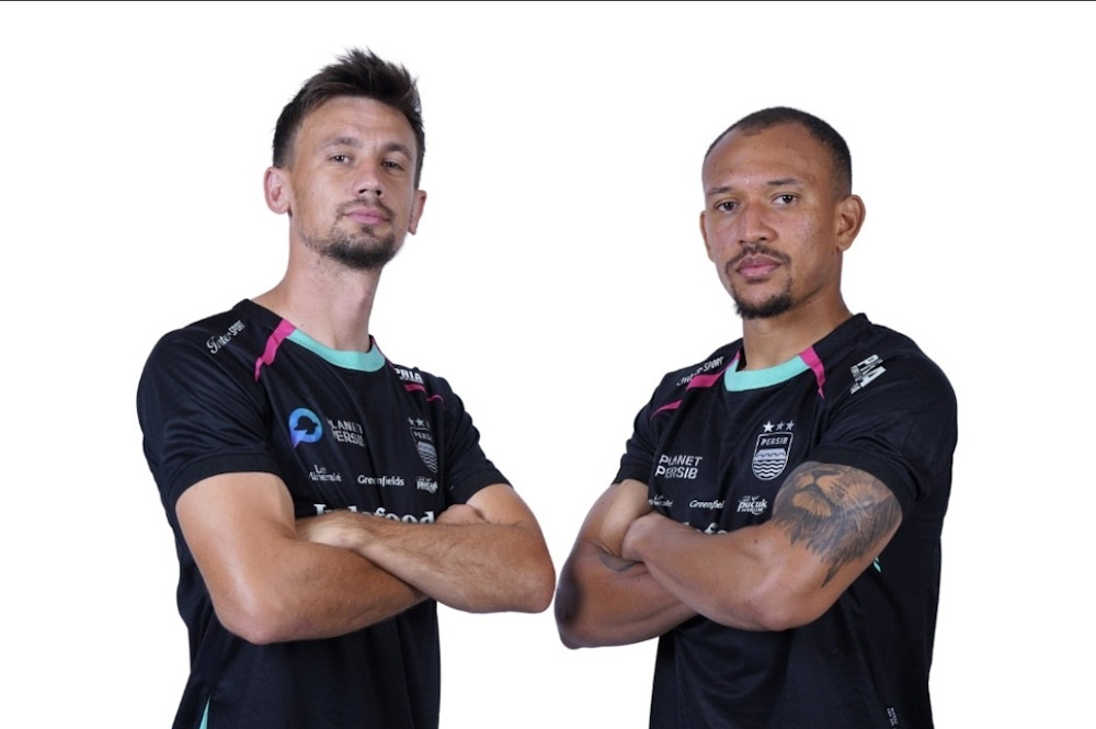 Jersey Hitam Persib Bandung: Sentuhan Energi dan Keberanian di Musim 2024/25