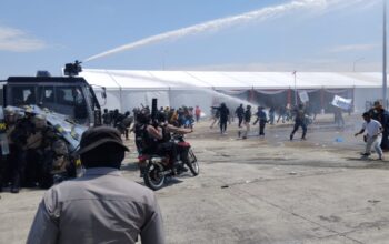 Suasana latihan Sispamkota dalam rangka operasi Mantap Praja Semeru 2024,di Pelabuhan Trunojoyo Desa Taddan Kecamatan Camplong Kabupaten Sampang.