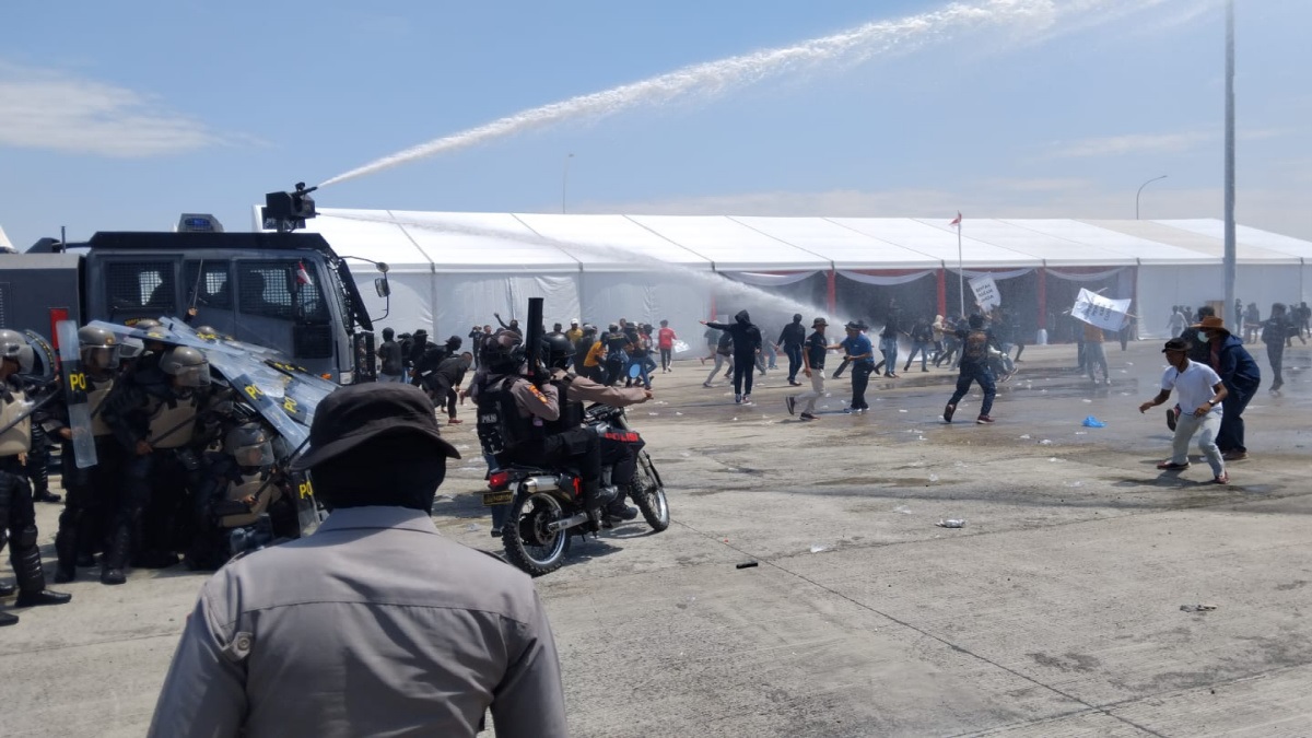 Suasana latihan Sispamkota dalam rangka operasi Mantap Praja Semeru 2024,di Pelabuhan Trunojoyo Desa Taddan Kecamatan Camplong Kabupaten Sampang.