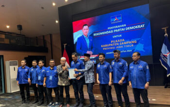 Cakada Sampang Kh. Mohammad bin Mu'afi pakai kopyah putih dan baju batik lengan panjang dan wakilnya H. Abdullah Hidayat pakai kopyah hitam ketika menerima rekomendasi dari Ketum Partai Demokrat Agus Harimurti Yudhoyono (AHY).