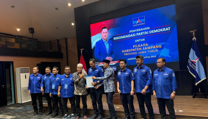Cakada Kabupaten Sampang Kiyai Mamak dan H. Ab Menerima Rekomendasi dari Partai Demokrat