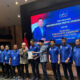 Cakada Sampang Kh. Mohammad bin Mu'afi pakai kopyah putih dan baju batik lengan panjang dan wakilnya H. Abdullah Hidayat pakai kopyah hitam ketika menerima rekomendasi dari Ketum Partai Demokrat Agus Harimurti Yudhoyono (AHY).