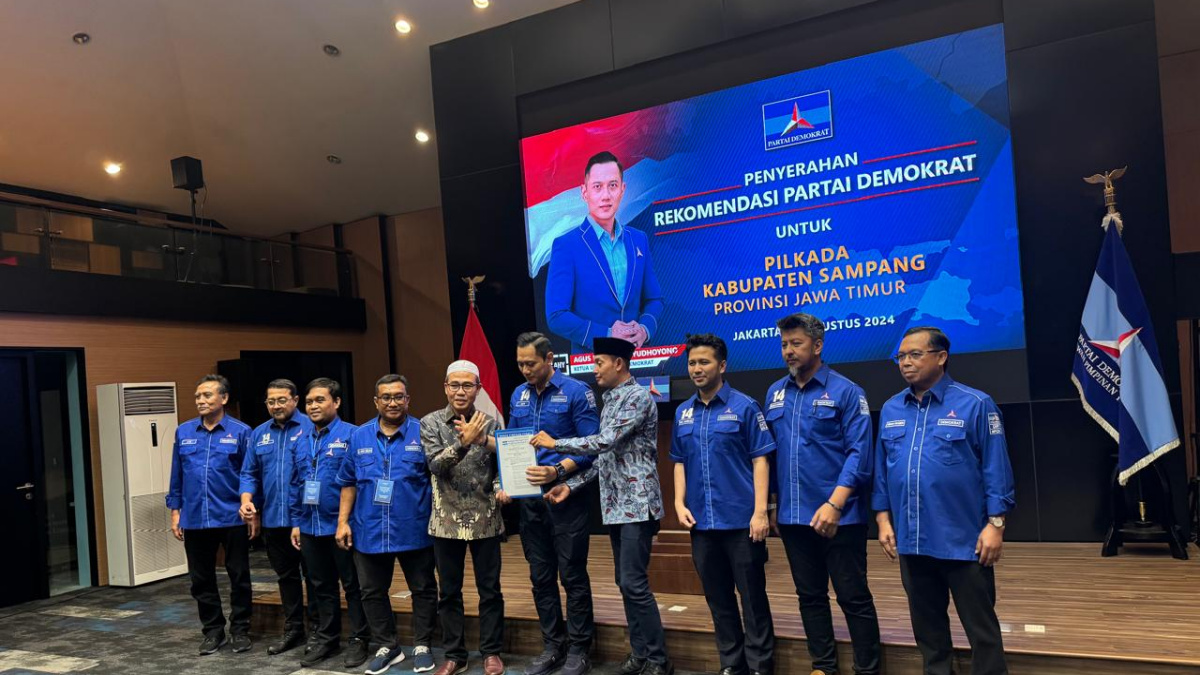 Cakada Sampang Kh. Mohammad bin Mu'afi pakai kopyah putih dan baju batik lengan panjang dan wakilnya H. Abdullah Hidayat pakai kopyah hitam ketika menerima rekomendasi dari Ketum Partai Demokrat Agus Harimurti Yudhoyono (AHY).