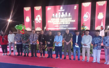 Foto bersama Komisioner KPU Sampang, KPU Jatim, dan Forkopimda Sampang usai kirab maskot Pilkada Sampang dan Pilgub jatim di depan alun-alun Trunojoyo.