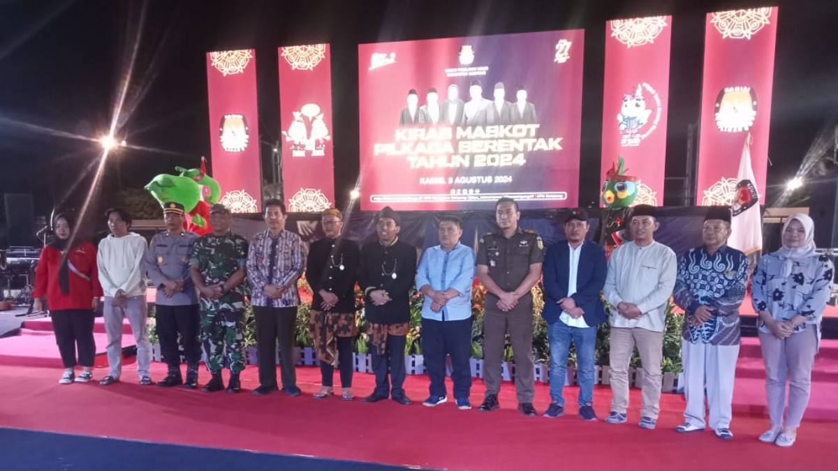 Foto bersama Komisioner KPU Sampang, KPU Jatim, dan Forkopimda Sampang usai kirab maskot Pilkada Sampang dan Pilgub jatim di depan alun-alun Trunojoyo.