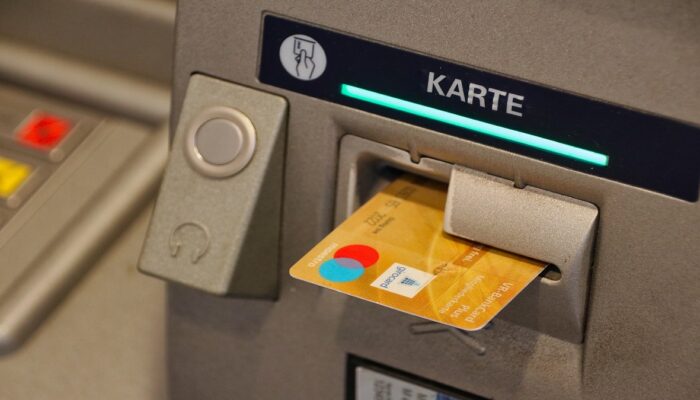 Mimpi ATM: Antara Kebebasan Finansial dan Beban Utang