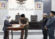 Bupati Blitar Tandatangani Nota Kesepakatan Bersama KUA PPAS Tahun 2025 dan Perda PPNS