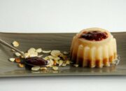 Arti Mimpi Makan Puding, Pertanda Kamu Yaman dengan Seseorang