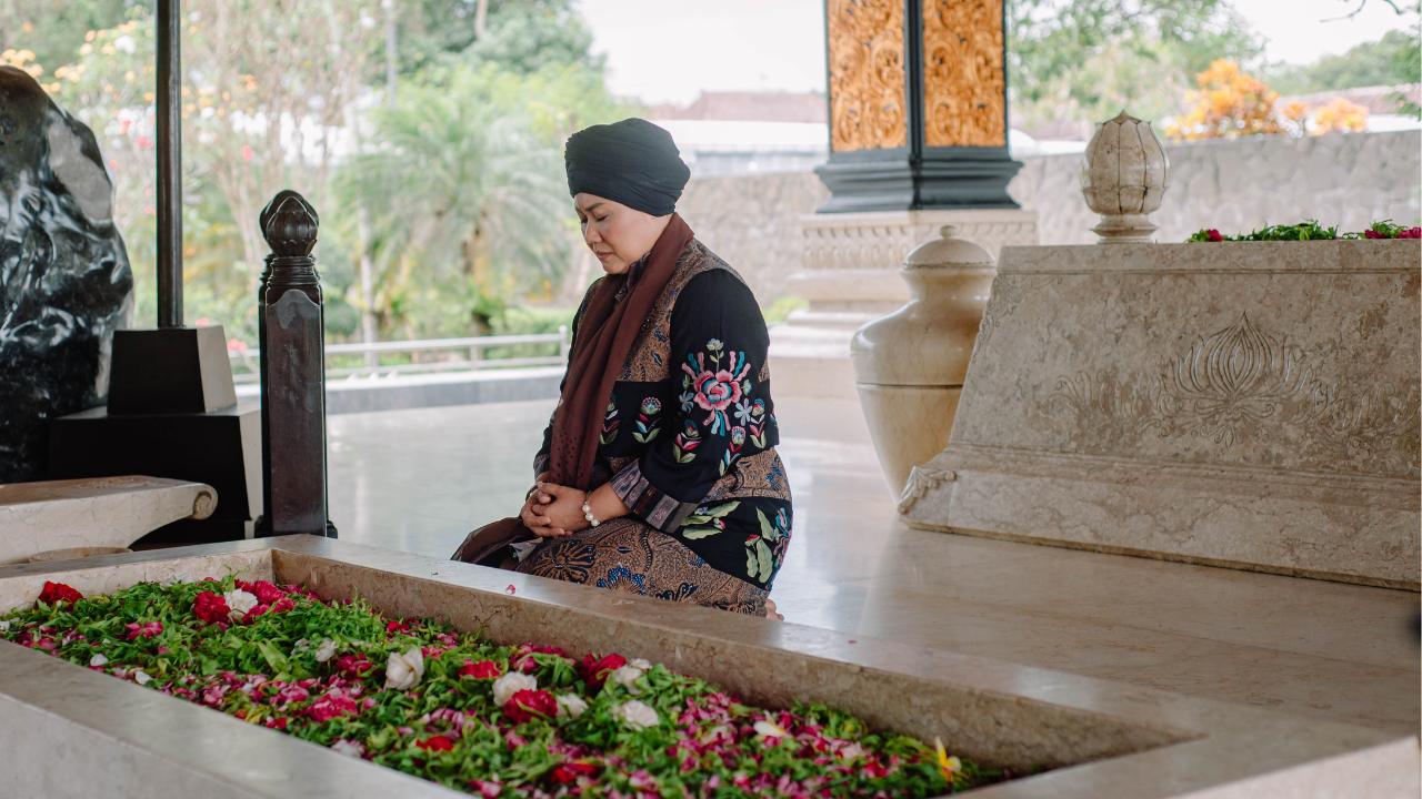Luluk Nur Hamidah Cagub Jatim Ziarah ke Makam Bungkarno Blitar