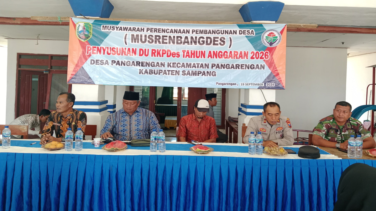 Kades Pangarengan Mochammad Aksan pakai baju hem batik dengan kopyah hitam ketika Musrenbangdes Tahun anggaran 2026 di balai Desa Pangarengan Pada kamis (19/09/2024).