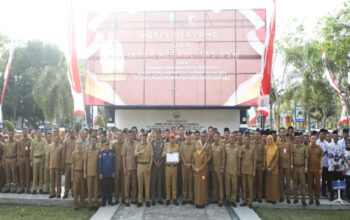 Sekda kabupaten Sampang Yuliadi Setiyawan memimpin pembacaan ikrar netralitas ASN dalam Pilkada Tahun 2024 di depan halaman Pemkab Sampang, Senin (02/09/2024).