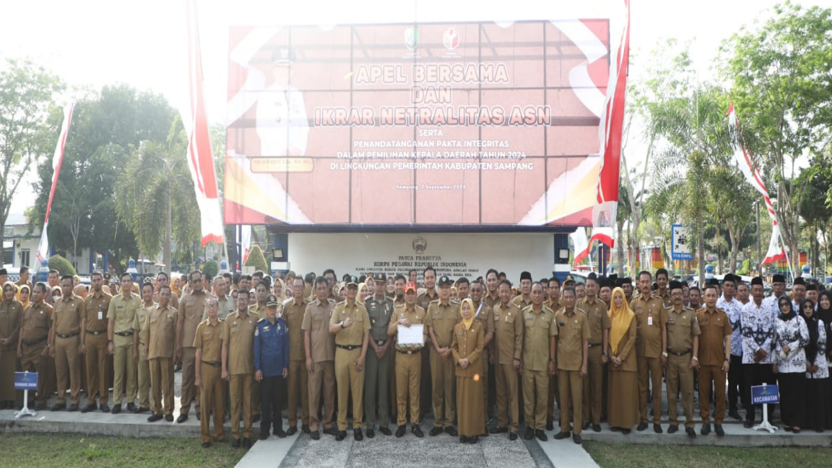 Sekda kabupaten Sampang Yuliadi Setiyawan memimpin pembacaan ikrar netralitas ASN dalam Pilkada Tahun 2024 di depan halaman Pemkab Sampang, Senin (02/09/2024).