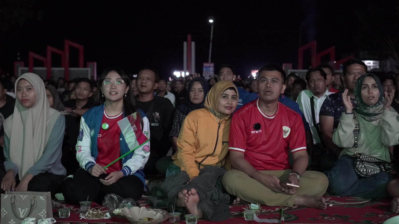 Kompak Dukung Timnas, Mas Ibin dan Mbak Elim Nobar SAE dengan Ribuan Masyarakat Kota Blitar