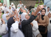 Puluhan Emak-emak di Blitar Nyanyikan Khofifah SAE