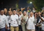 Ramah dan Merakyat, Mas Ibin dan Mbak Elim Jalan Kaki Bareng Relawan Setelah Debat Pilkada Blitar