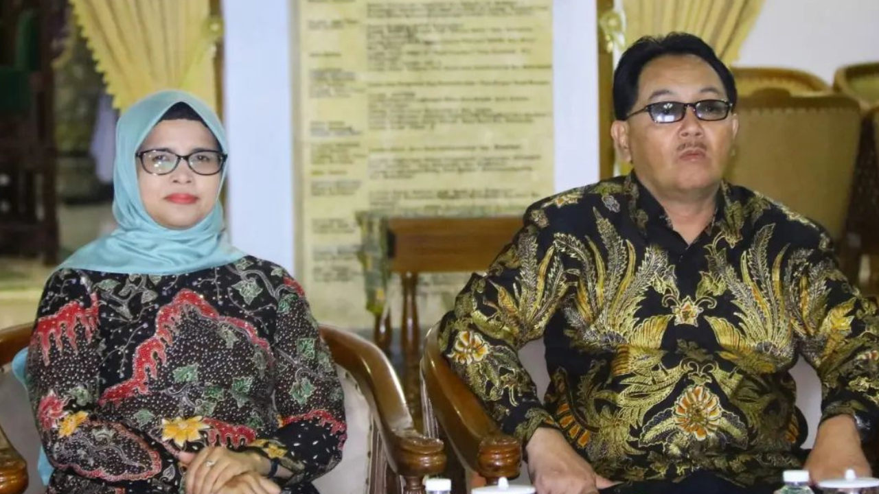 Bupati Rini Syarifah Serahkan Nota Pengantar Tugas kepada Pjs Bupati Blitar