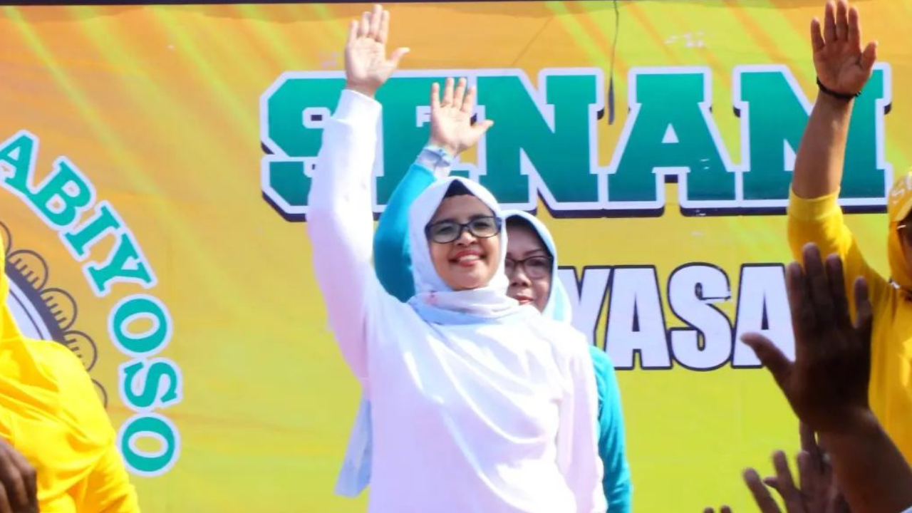 Bupati Rini Syarifah Apresiasi Semangat Masyarakat dalam Senam Lansia di Srengat