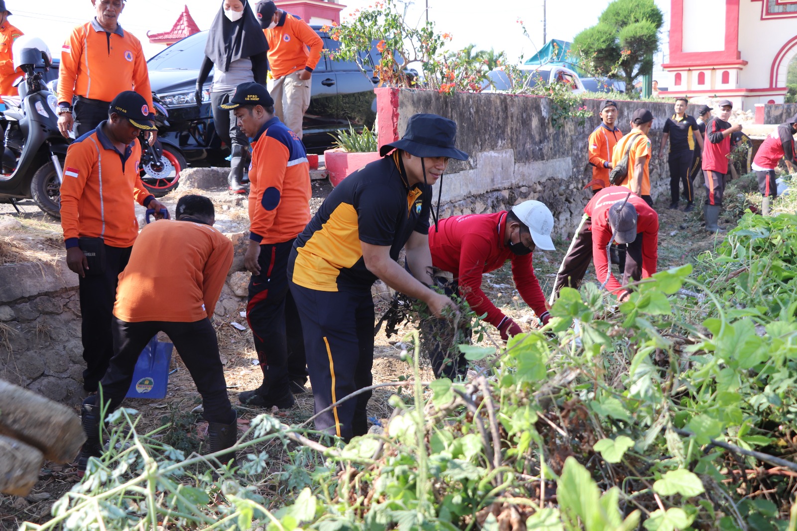 Antisipasi Banjir, Kapolres Sumenep Ajak Instansi Terkait Bersihkan Selokan Jalan Raya Sumenep - Pamekasan